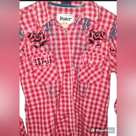 Roar Women's Western Rodeo Red Punchy Plaid Long Sleeved Top Size Medium - Picture 1 of 6